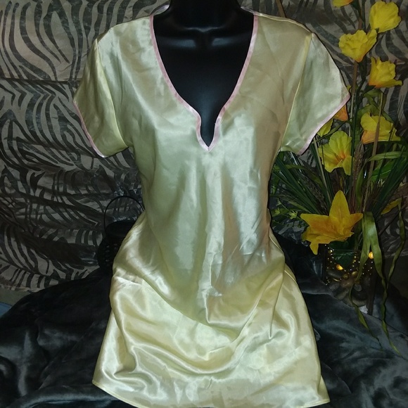 🌼Butter Cup Yellow Silky  Ladies Sleep Shirt🌼 - Picture 3 of 3